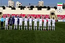 سلام نظامی تیم ملی فوتبال زنان هنگام پخش سرود ایران