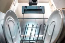 معرفی ماشین ظرفشویی صنعتی، مزایا و معایب آن
