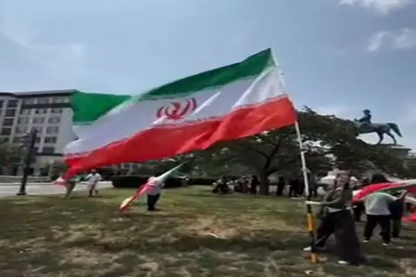 پرچم ایران در دست دختران آمریکایی در واشینگتن + فیلم