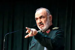 فرمانده سپاه:از همه دفاع می‌کنیم حتی کسانی که ما را دوست ندارند
 