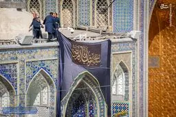 تصاویر نصب کتیبه‌های شهادت امام رضا(ع) در حرم رضوی