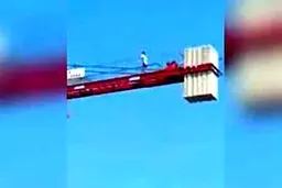 نماز خواندن در ارتفاع چند صدمتری از سطح زمین