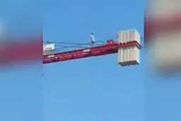 نماز خواندن در ارتفاع چند صدمتری از سطح زمین
