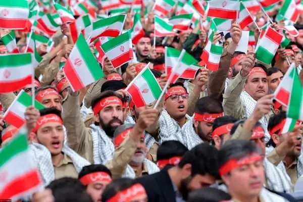 لحظه نوای ایران ای حریم رضای بسیجیان در حسینیه امام(ره)