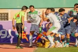پرچم جنجالی و جلوگیری از گل تماشایی(عکس)