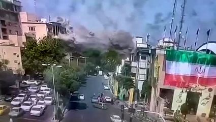 لحظه حمله وحشیانه اسرائیل به میدان تجریش از دوربین جدید