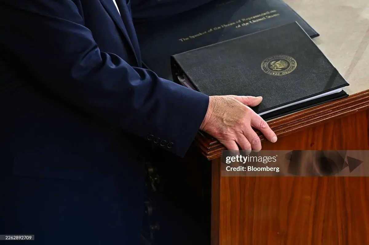 دست ترامپ دوباره سوژه شد + عکس