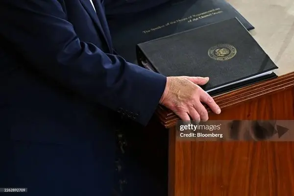 دست ترامپ دوباره سوژه شد + عکس