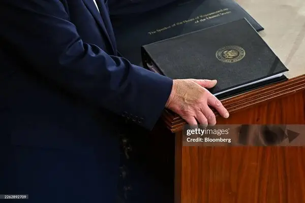 دست ترامپ دوباره سوژه شد + عکس