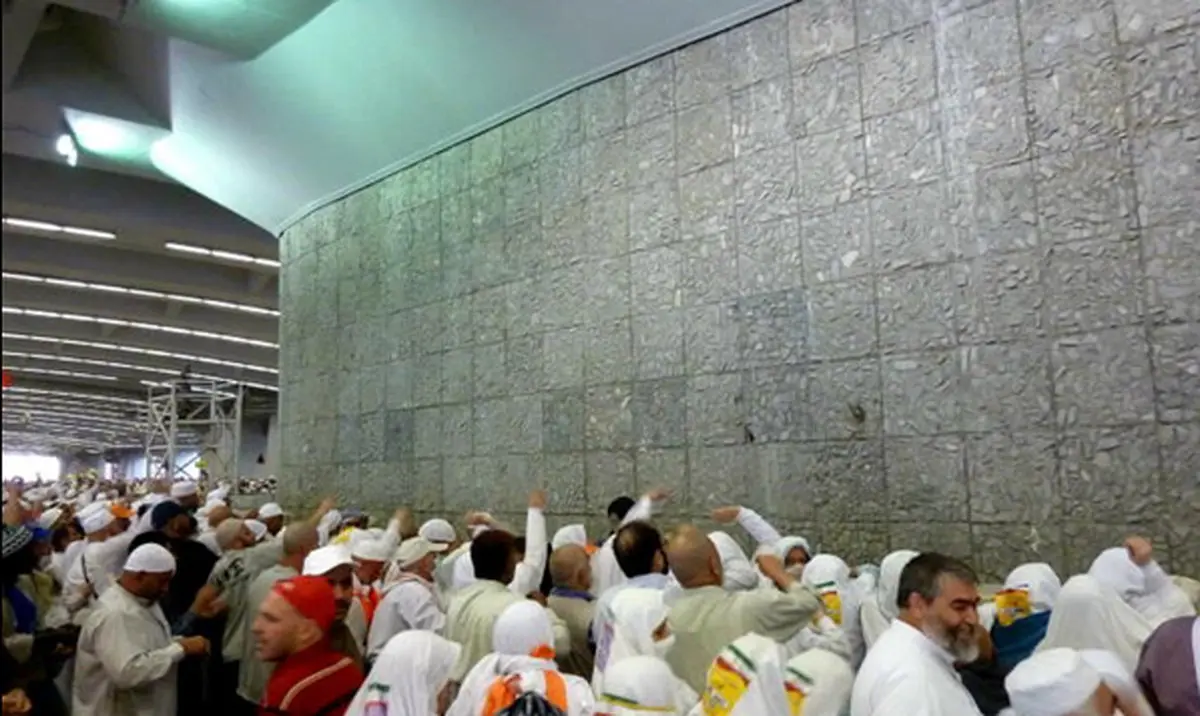  رمی جمرات حجاج در منا
