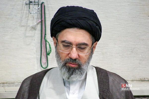 عکس سید مجتبی خامنه‌ای، فرزند رهبر انقلاب تیتر یک روزنامه داخلی