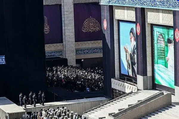 اولین تصویر هوایی از مصلای تهران در لحظه اقامه نماز بر پیکر شهید