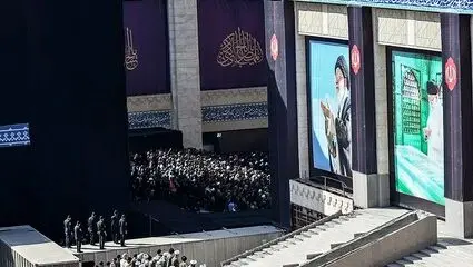 اولین تصویر هوایی از مصلای تهران در لحظه اقامه نماز بر پیکر شهید