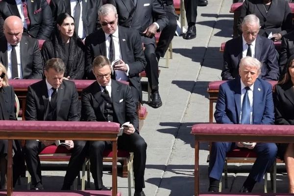 آیا کت‌ و شلوار آبی ترامپ در مراسم وداع با پاپ اشتباه دیپلماتیک بود؟