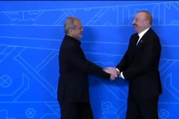 لحظه دیدار پزشکیان و الهام علی اف در آذربایجان
