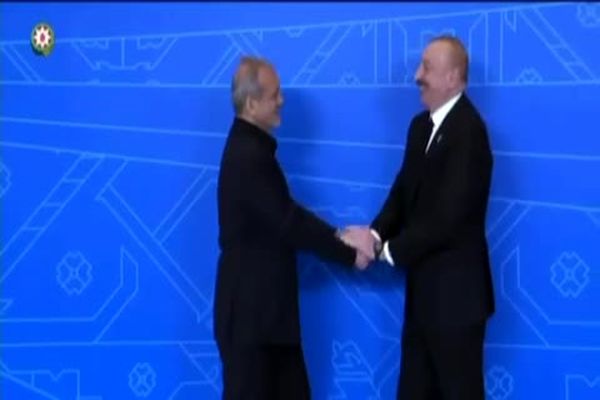 لحظه دیدار پزشکیان و الهام علی اف در آذربایجان