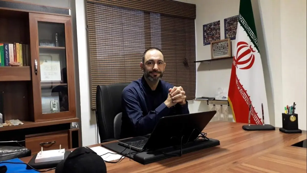 فعال رسانه‌ای توهین کننده به رئیسی به عنوان رئیس کارگروه دولت در سایه در حضور جلیلی سخنرانی می‌کند!