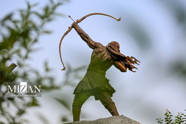 تصاویر رونمایی از مجسمه آرش کمانگیر در میدان ونک