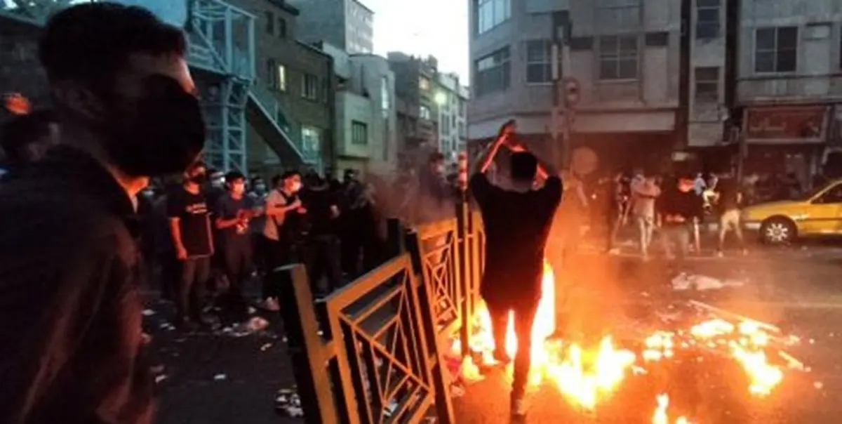 فارس: در مراسم چهلم حدیث نجفی در کرج، یک کیوسک پلیس و یک دستگاه ون به آتش کشیده شد