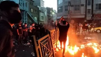 لحظه کشف بمب و اسلحه از مخفیگاه اغتشاشگران در تهران
