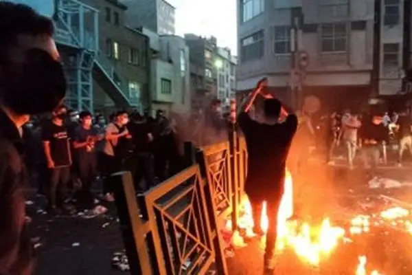 لحظه کشف بمب و اسلحه از مخفیگاه اغتشاشگران در تهران