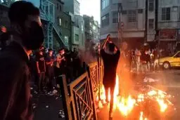 لحظه کشف بمب و اسلحه از مخفیگاه اغتشاشگران در تهران