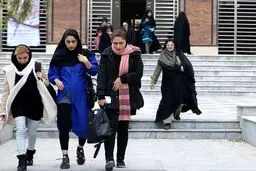 کیهان: ۸۳ درصد زن‌های ایرانی به حجاب اعتقاد دارند