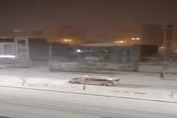  گیر کردن آمبولانس در برف