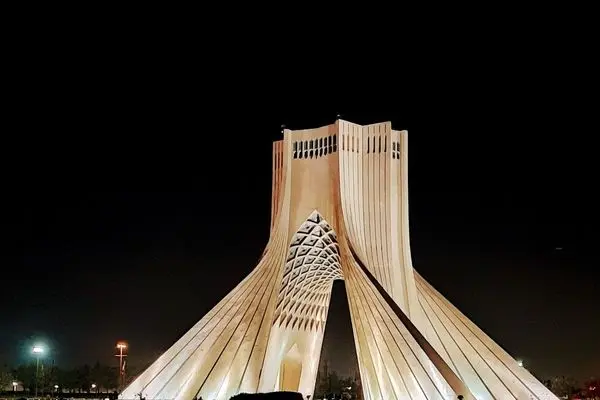 نقش «جان ایران» بر برج آزادی تهران