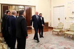 لحظه خریدن آجیل توسط وزیر انرژی روسیه در تهران