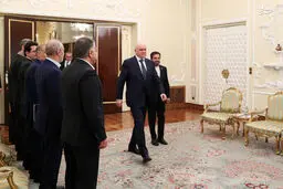لحظه خریدن آجیل توسط وزیر انرژی روسیه در تهران