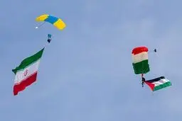 فرود چتربازان در میدان آزادی در مراسم ۲۲ بهمن
