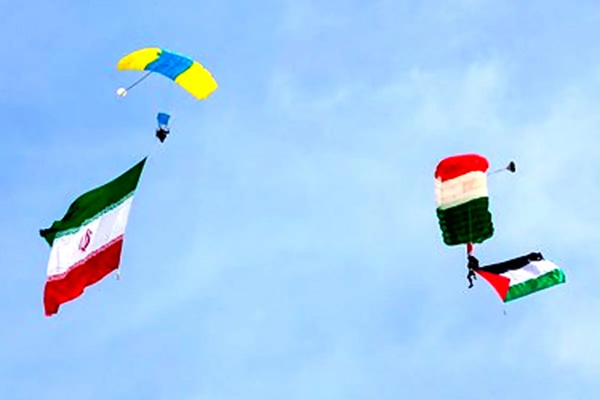  پرش چتربازان با پرچم ایران به مناسبت ۱۲ فروردین