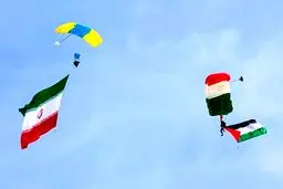  پرش چتربازان با پرچم ایران به مناسبت ۱۲ فروردین