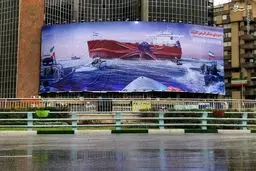 دیوارنگاره جدید میدان ولیعصر؛ «دو پای دیگر قرض کنید»