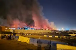 پوشش زنده مهار آتش‌سوزی در اسکله شهیدرجایی/ اسامی و عکس ۱۵ نفر از مفقودان/ آخرین‌ آمار کشته‌شدگان و مصدومین + ویدئو