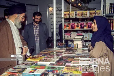 رهبری در نمایشگاه کتاب 