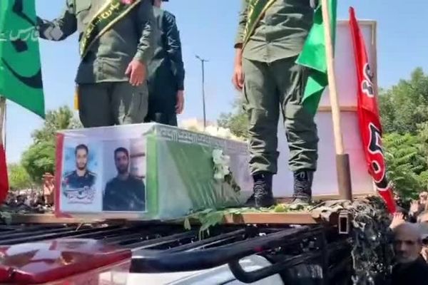 خلبان شهید محمد انصاری در خاک آرام گرفت