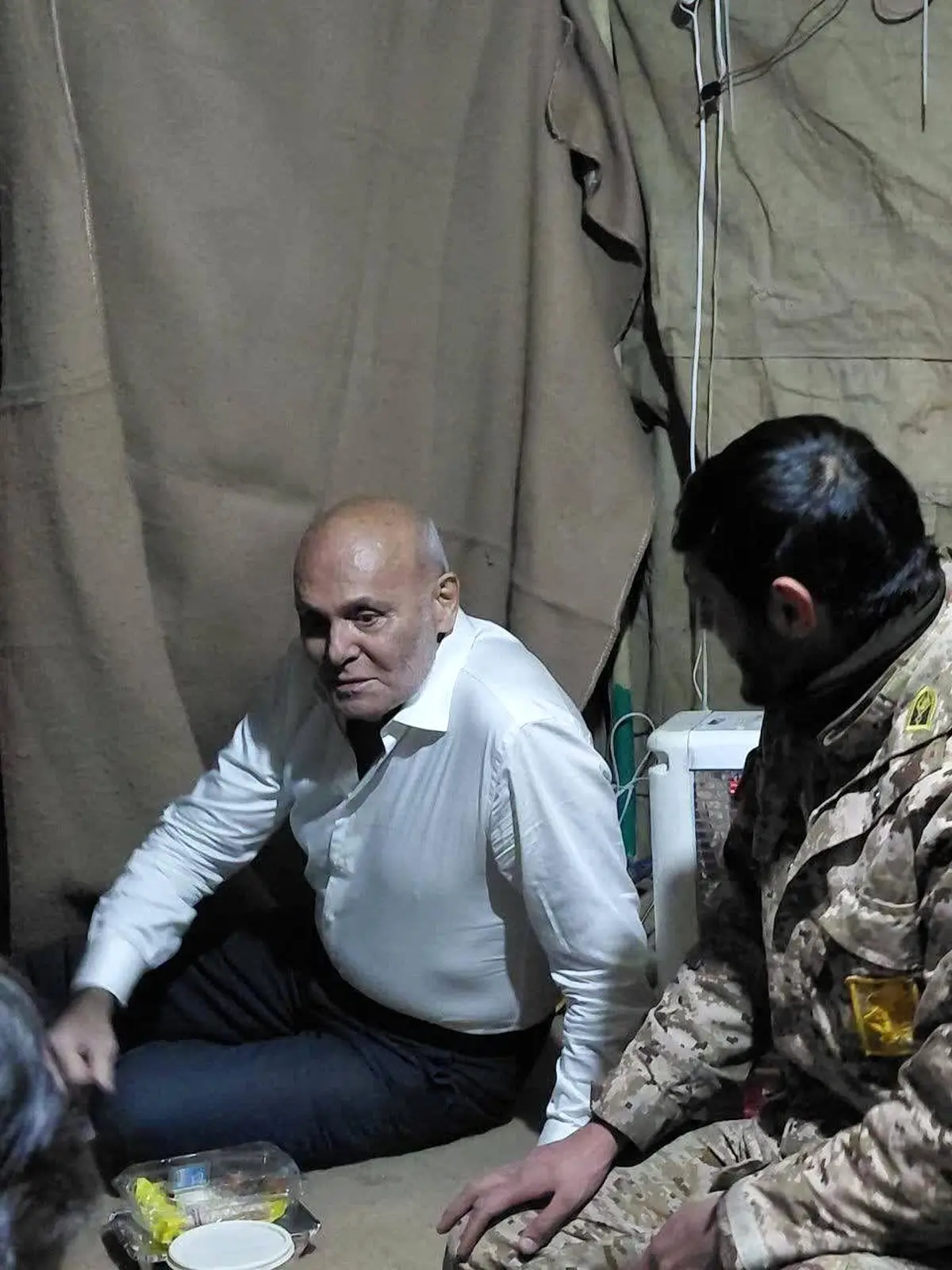 استاد جمشید هاشم پور در یک ایست و بازرسی شبانه 