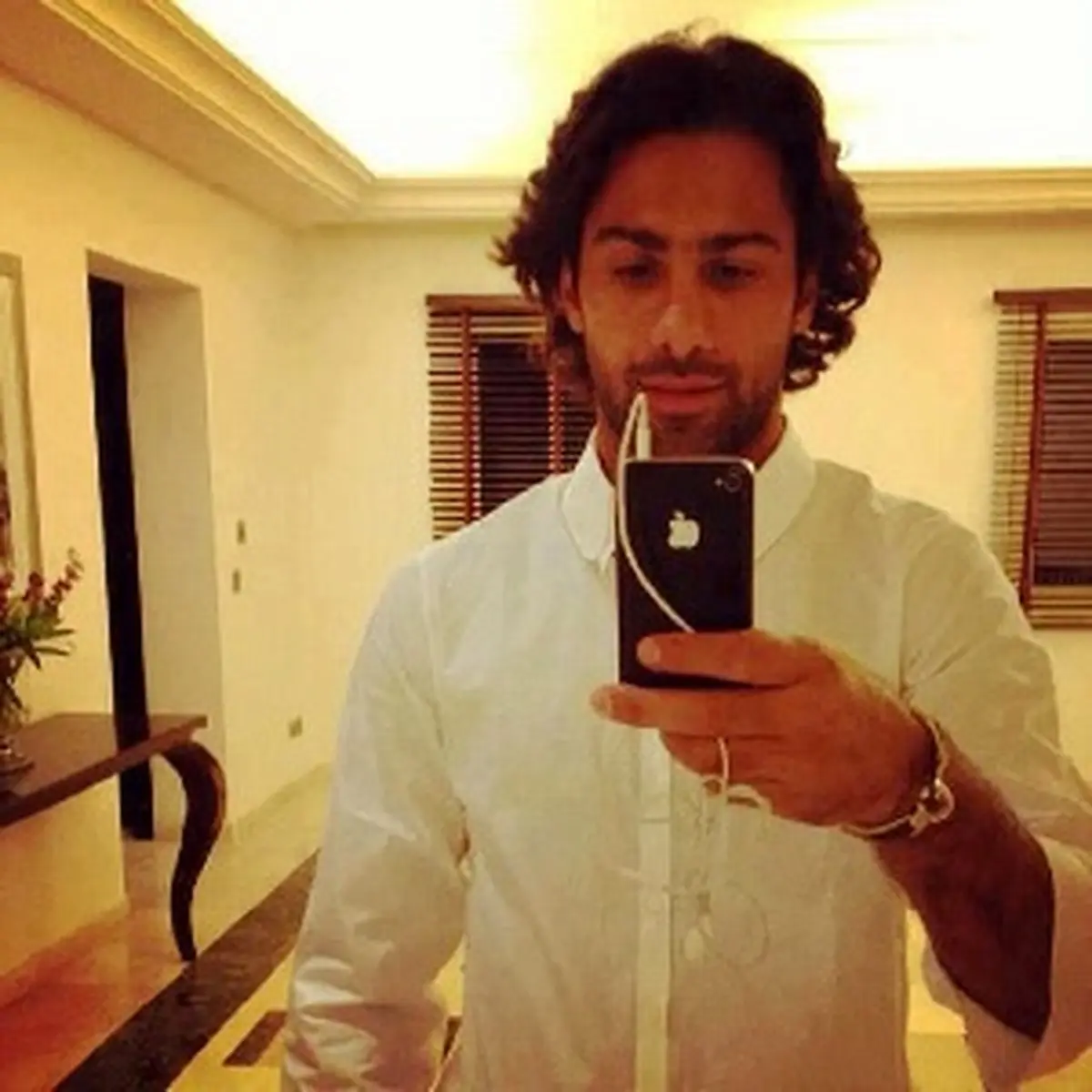 فرهاد مجیدی با آیفونش / عکس