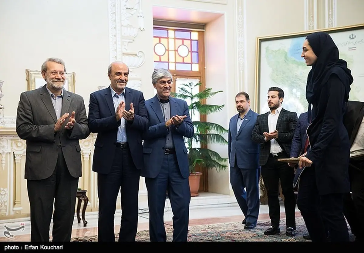 تشویق های ایستاده لاریجانی و وزیر ورزش برای کیمیا/عکس