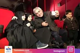 عکس سلفی ابراهیم حاتمی کیا با دختران مدافعان حرم
