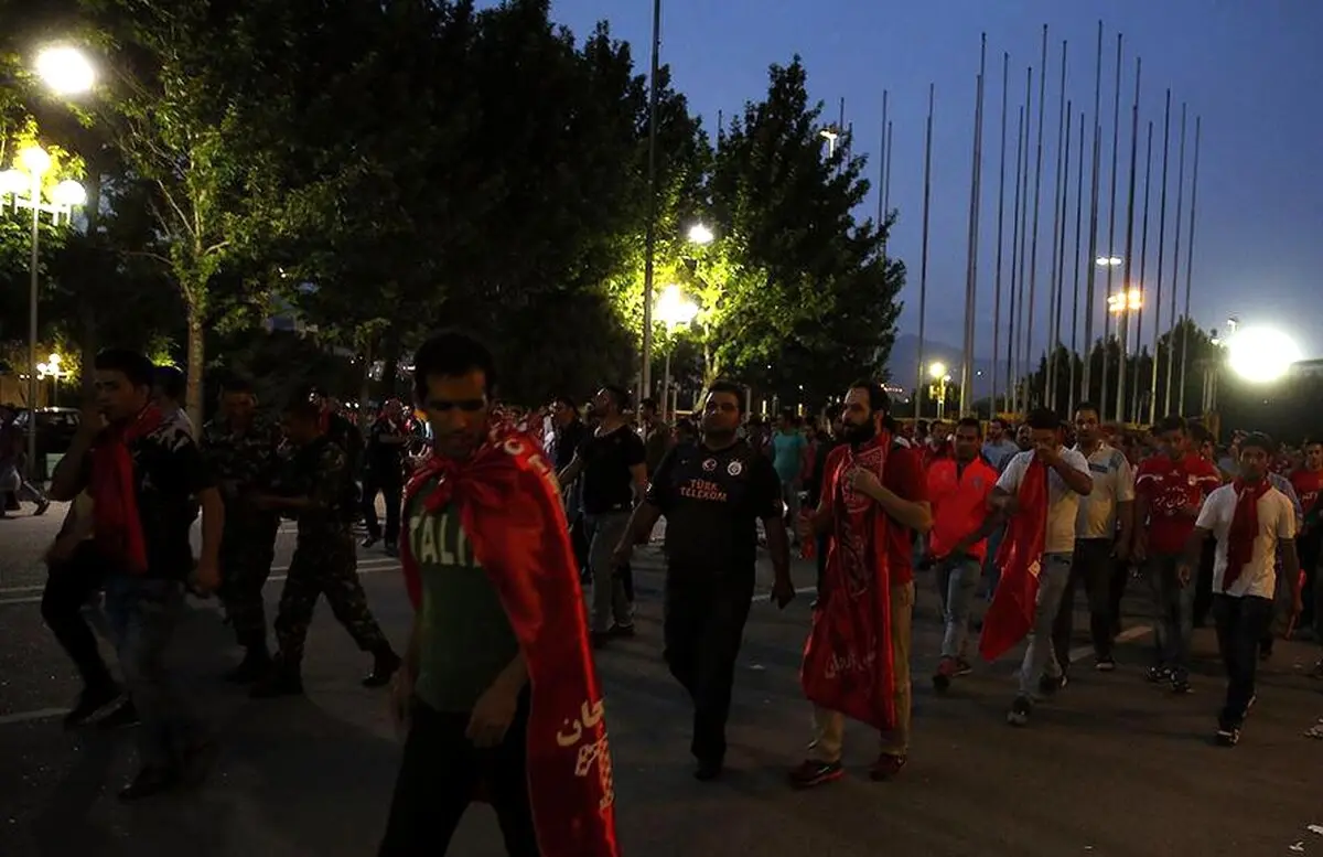 زدو خورد گروهی بیرون آزادی/ عکس