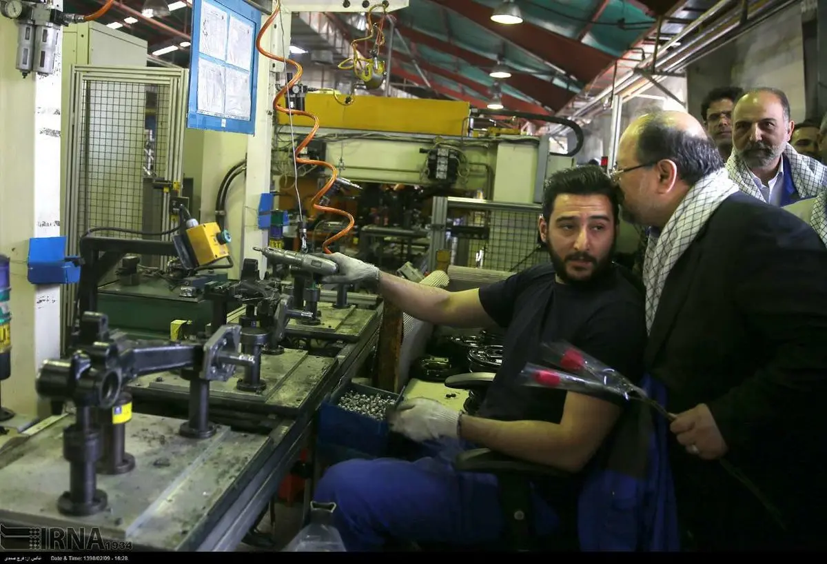 عکس: بوسه وزیر کار و رفاه و تامین اجتماعی