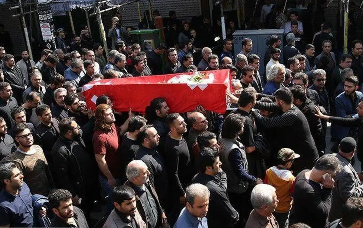 مراسم تشییع خواننده پاپ در غیاب مسئولان و هنرمندان/تصاویر