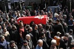 مراسم تشییع خواننده پاپ در غیاب مسئولان و هنرمندان/تصاویر