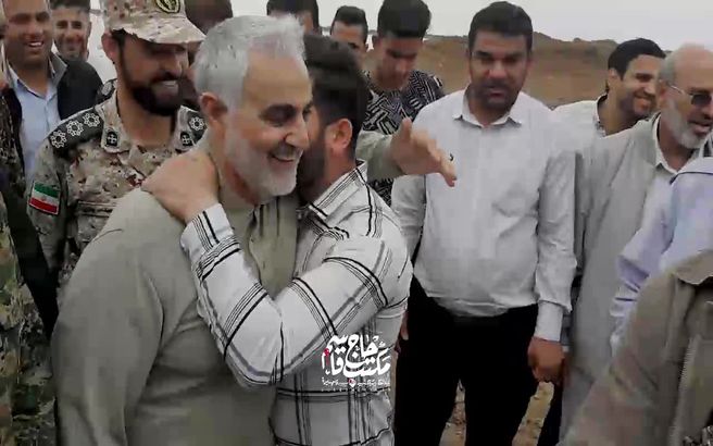 فیلمی از حضور سپهبد قاسم سلیمانی برای کمک رسانی به مردم در سیل خوزستان
