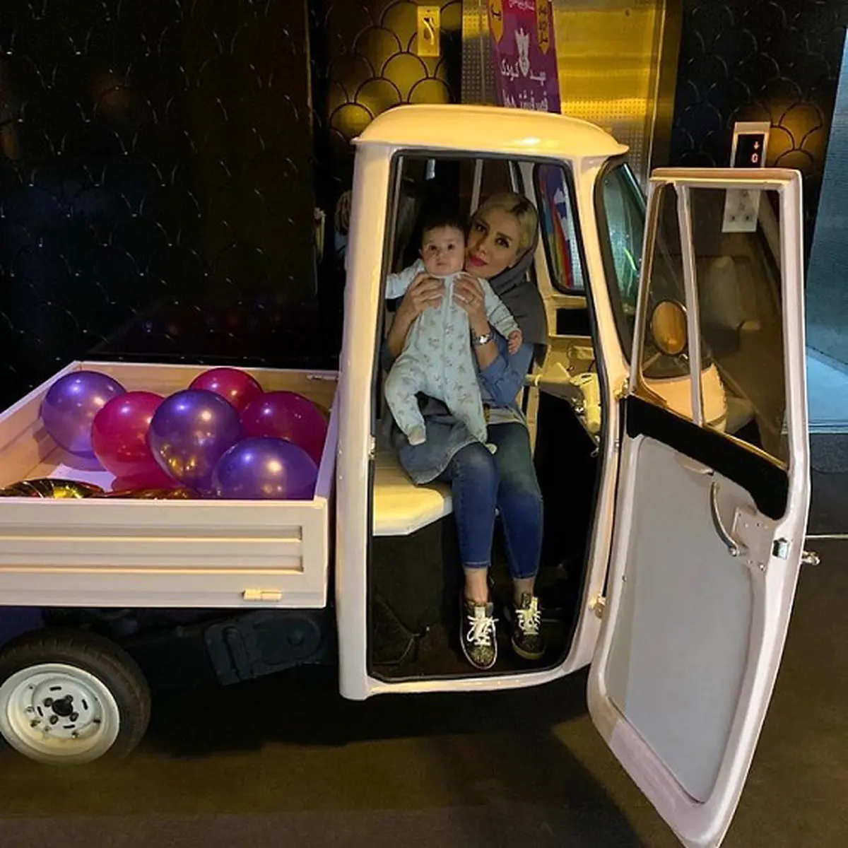 عکس / همسر مهران غفوریان و دخترش در ماشین عجیب