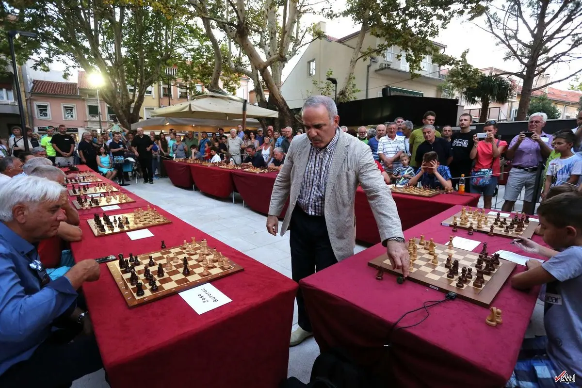 عکس / بازی همزمان کاسپاروف قهرمان سابق شطرنج جهان با 16 نفر