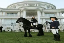 تیپ سوارکاری محمدرضا گلزار و یکتا ناصر/عکس